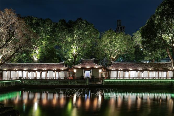 Hiệu ứng ánh sáng được thể hiện trên bề mặt bia đá và hoa văn cổ, góp phần làm nổi bật các chi tiết di sản. (Ảnh: Phạm Tuấn Anh/TTXVN)